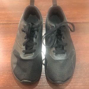 Nike Air Max Tavas,boy’s black shoes .Size 3 Youth